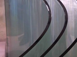 鋼化玻璃和普（pǔ）通玻璃如何區（qū）別？鋼化玻璃的（de）優缺點都包括哪（nǎ）些？